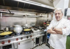 Pablo Medrano posa en la cocina de Oquendo, el restaurante que fundó junto a su mujer hace 25 años en Cáceres.