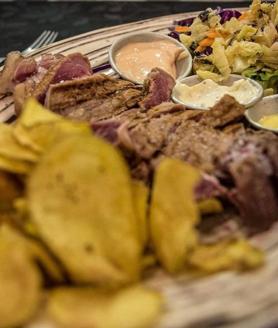 Imagen secundaria 2 - Tataki de novillo, costillas de cordero y carne a la piedra de Acontece.