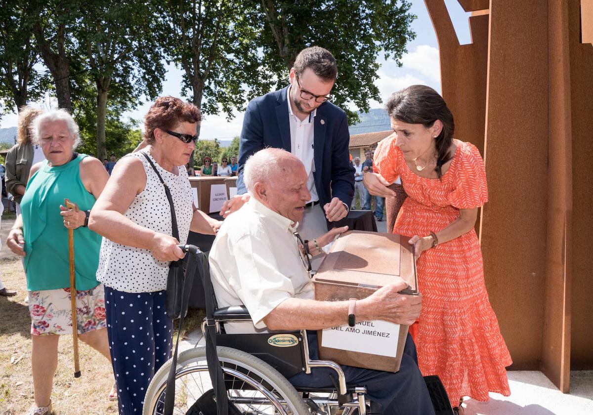 Acto en Orduña de entrega de los restos identificados los hermanos Manuel y Salvador del Amo Jiménez