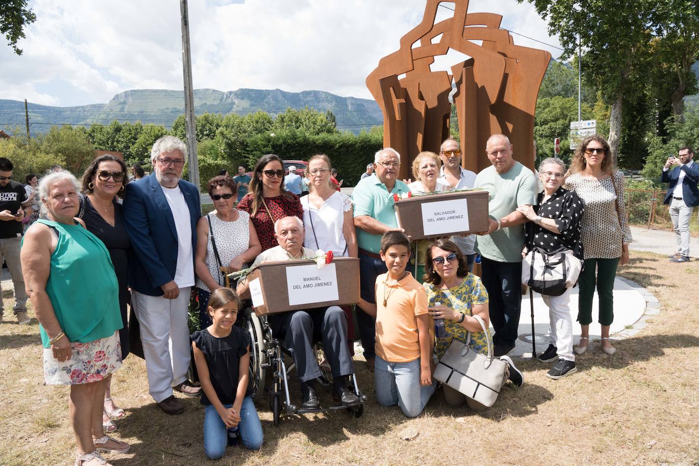 Los familiares de los hermanos Manuel y Salvador del Amo Jiménez recogen sus restos