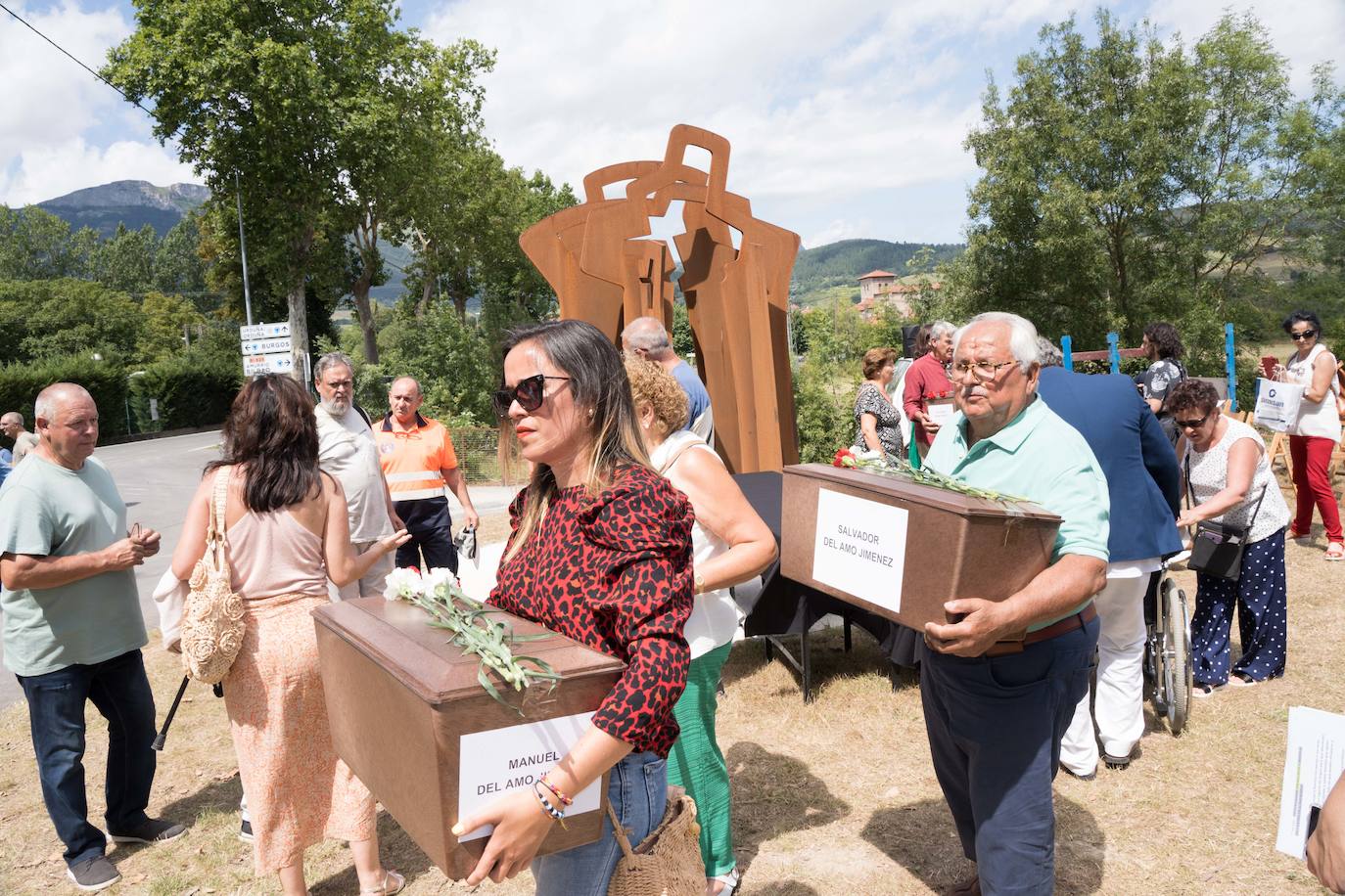 Los familiares de los hermanos Manuel y Salvador del Amo Jiménez recogen sus restos