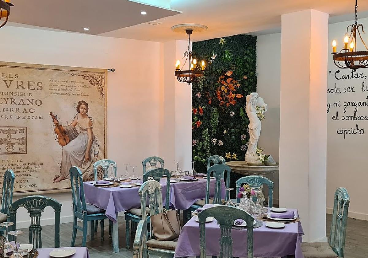 La decoración, con tonos malvas, está inspirada en Cyrano de Bergerac y la cultura francesa.