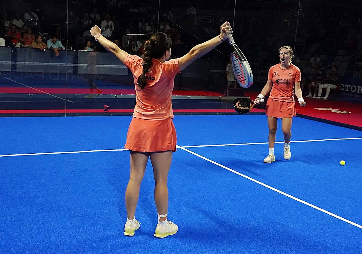 Paula Josemaría y Ari Sánchez celebran el pase a la final del Málaga Open en el Martín Carpena.