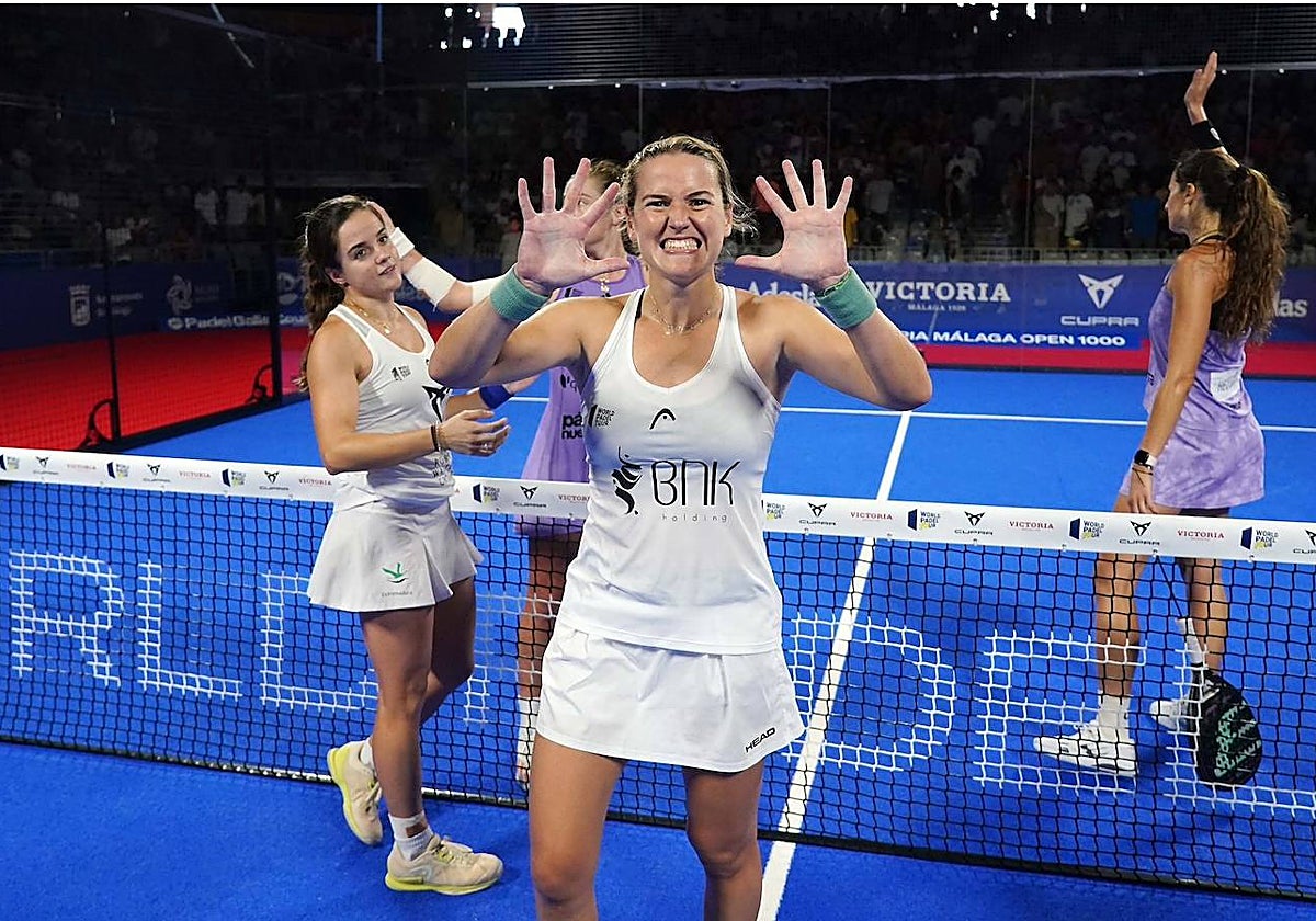 Ari Sánchezsimboliza con el gesto de las dos manos abiertas los diez títulos conseguidos esta temporada y detrás Paula Josemaría saluda a sus rivales.