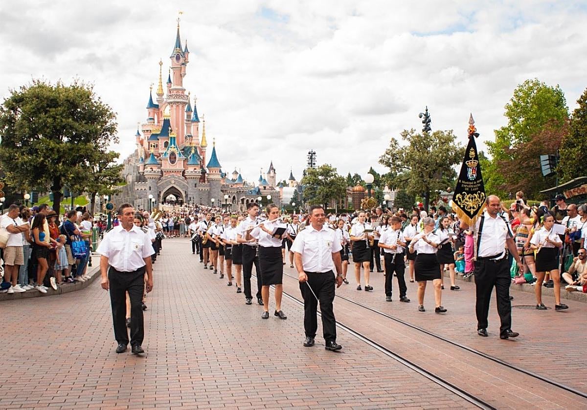 La banda municipal durante el desfile en Disneyland Paris.