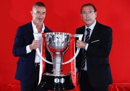 Luis Rodríguez Ardila junto a Andrea Berta posan con el título de Liga del Atlético de Madrid conquistado en 2021.