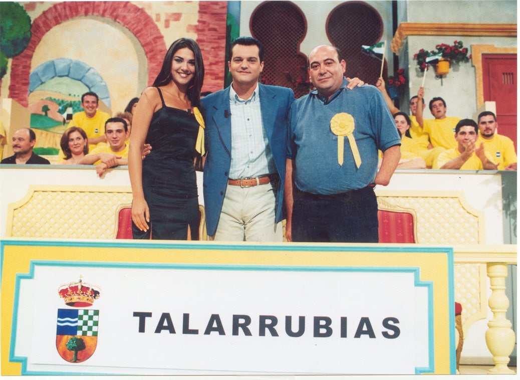 Pedro Ledesma, ex alcalde de Talarrubias, con el presentador Ramón García y la madrina del pueblo Lorena Bernal