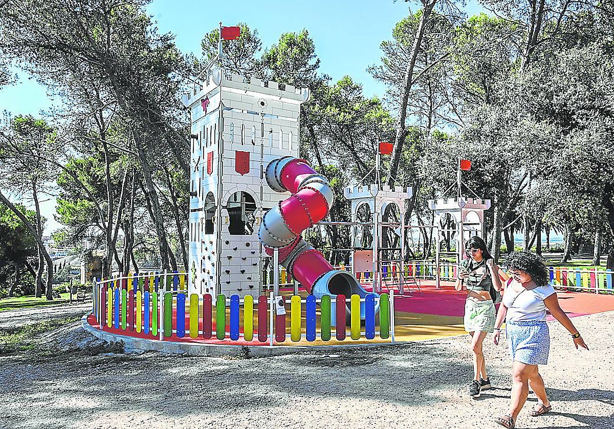 El nuevo área infantil en la Alcazaba, ya sin vallas.
