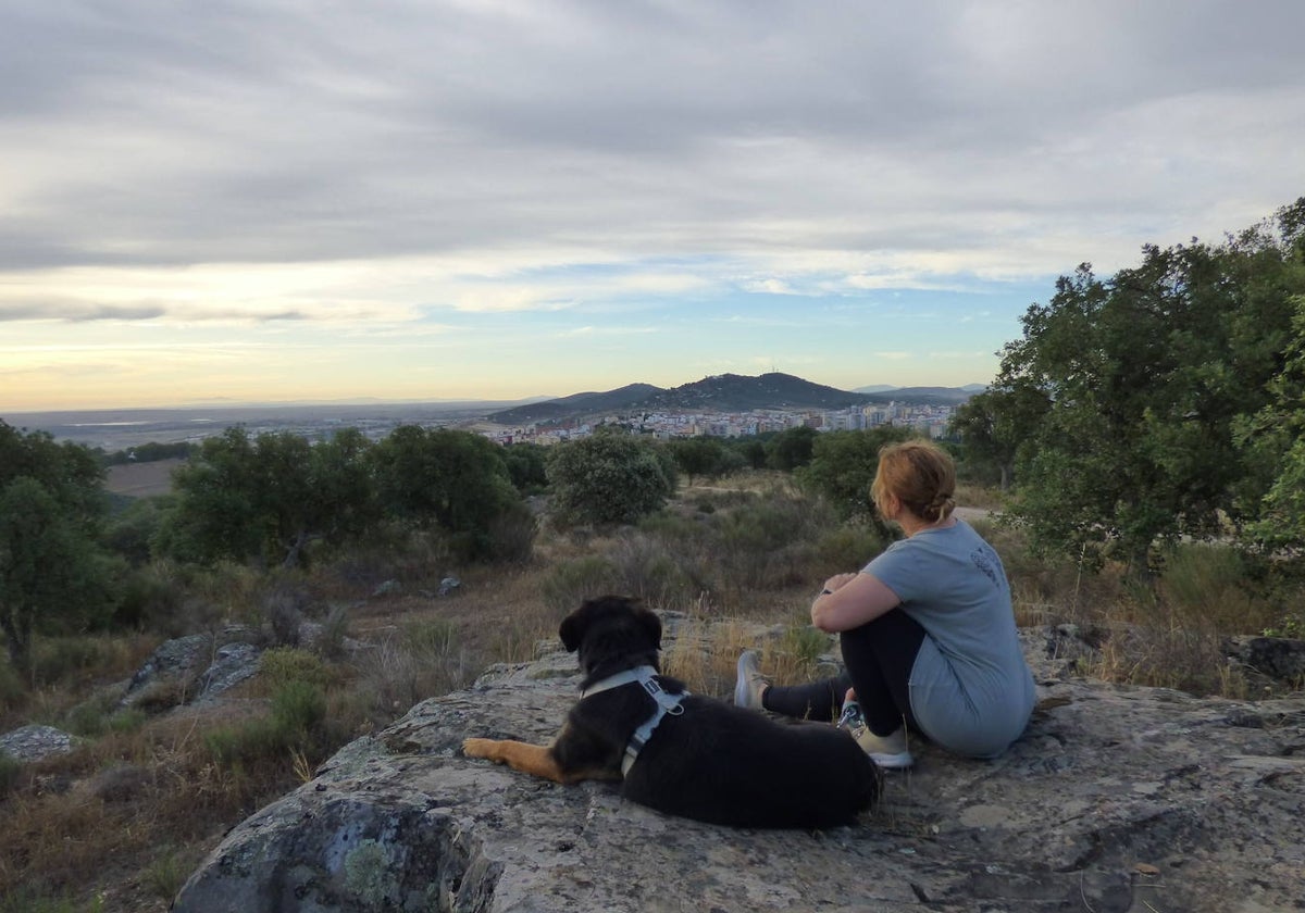 Vir y su dueña observan cómo amanece en una buena parte de Extremadura.