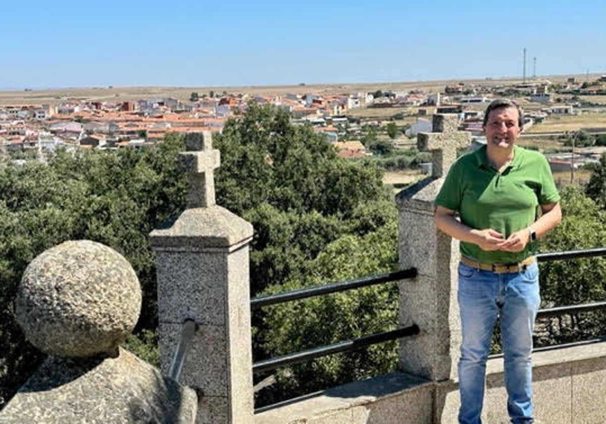 Benito Román en un mirador de Torreorgaz.