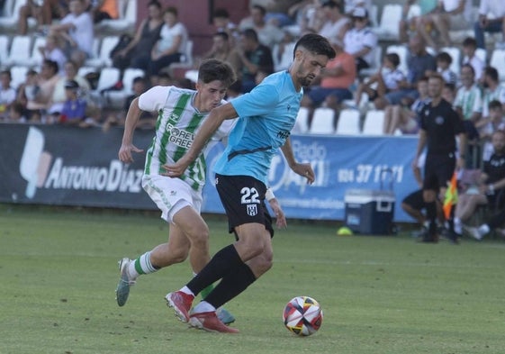 Tomás Bourdal en el duelo del Mérida ante el Betis B.