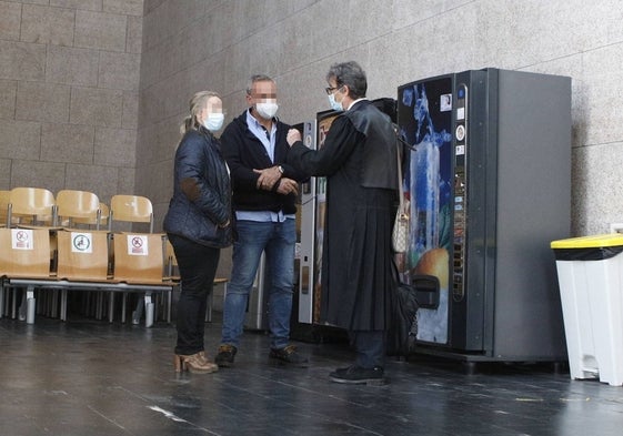 El matrimonio condenado, con su abogado, en la Audiencia Provincial de Cáceres.