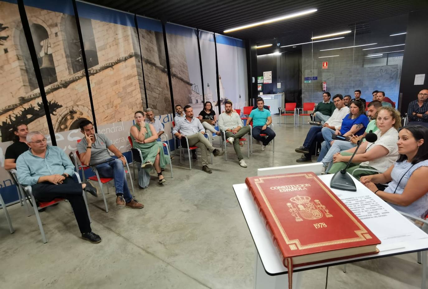 Imagen secundaria 1 - Arriba, foto de familia de los miembros de la Mancomunidad asistentes a la asamblea constitutiva. Abajo, momento de la asamblea y toma de posesión del presidente.
