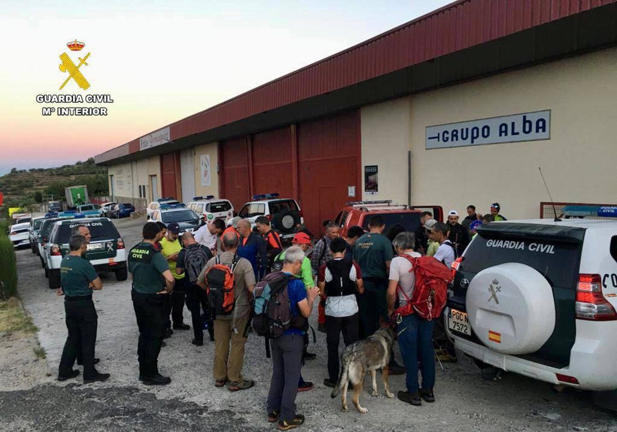 Agentes de la Benemérita, junto a técnicos de la Federación y voluntarios.