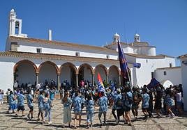 Los peregrinos bailan en el patio del Santuario de la Virgen de los Remedios