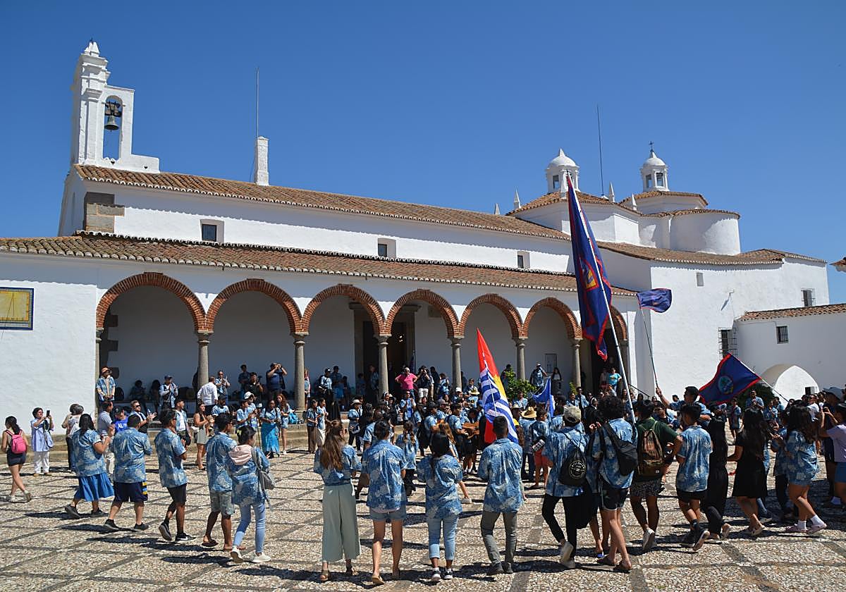 Los peregrinos bailan en el patio del Santuario de la Virgen de los Remedios