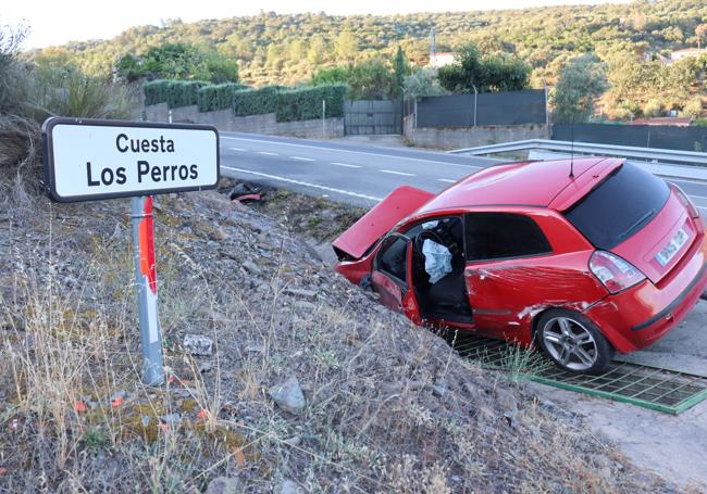 Aspecto del vehículo siniestrado en la cuneta de la carretera de La Vera.