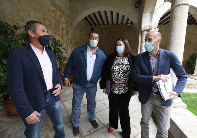 Isidro Hurtado, junto a la consejera Begoña García Bernal y el secretario general de Desarrollo Rural, Manuel Mejías, en 2020.