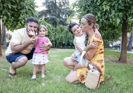 Lucas y Marta con sus dos hijos en un parque de Cáceres al salir del trabajo.