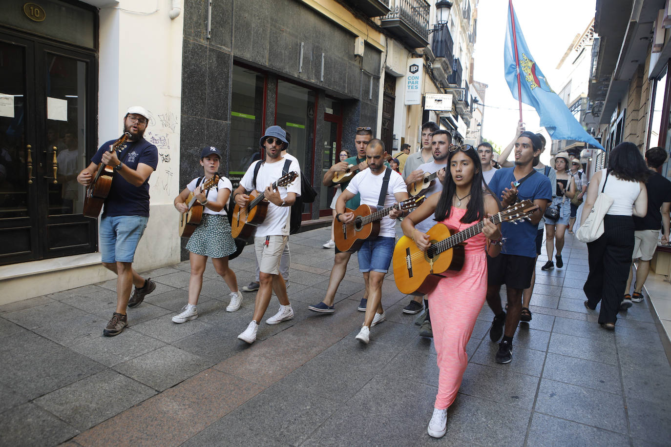 Miembros de la parroquia de la Virgen del Carmen de Segovia cantan por el centro de Cáceres