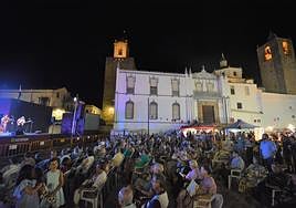 Ambiente en el Mercado etnográfico durante la actuación de The GreenTones