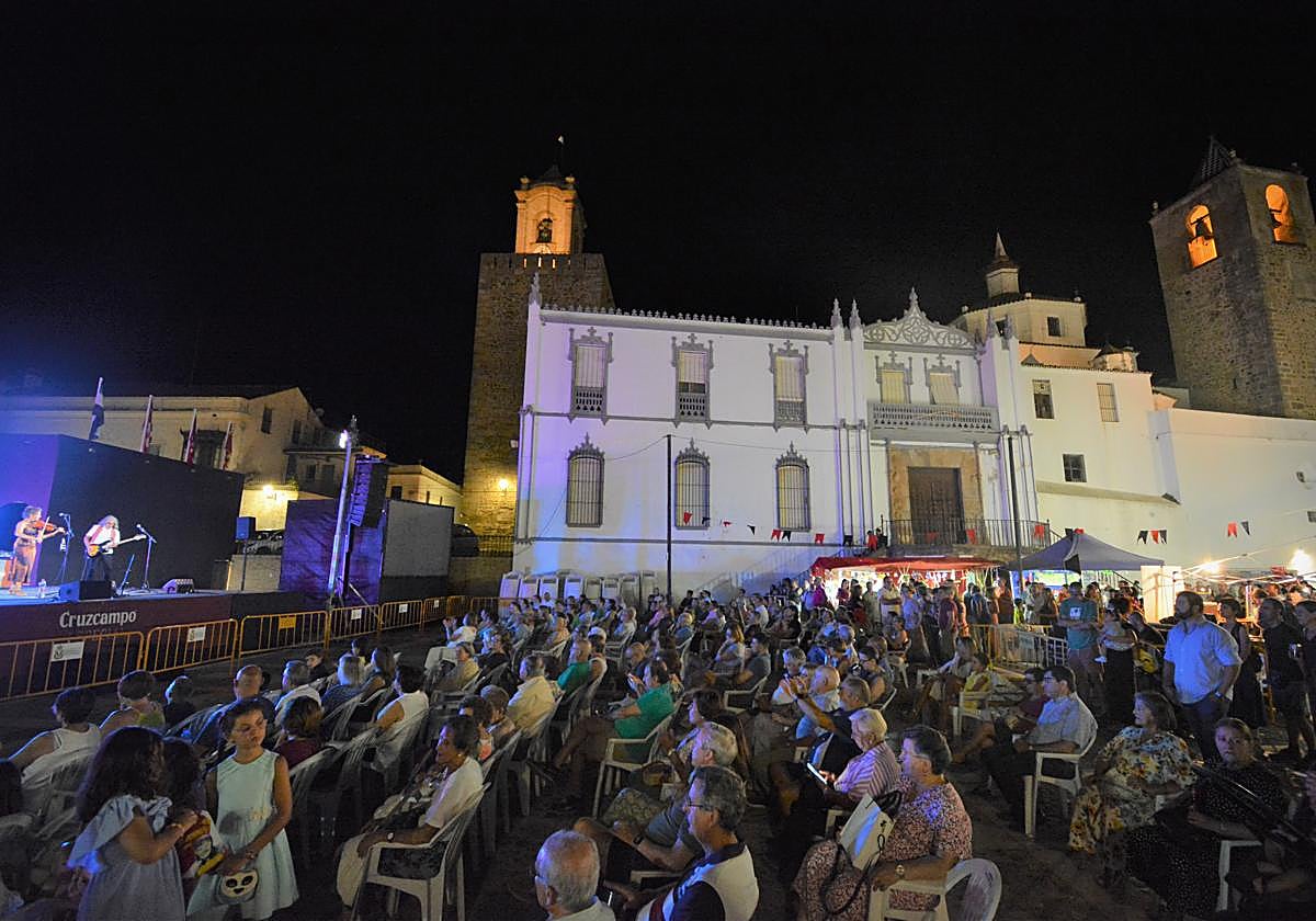 Ambiente en el Mercado etnográfico durante la actuación de The GreenTones