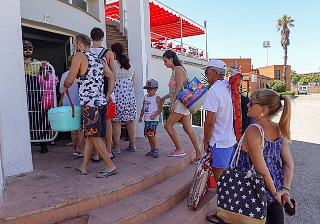 Cola de pacenses esperan a entrar en las instalaciones de La Granadilla.