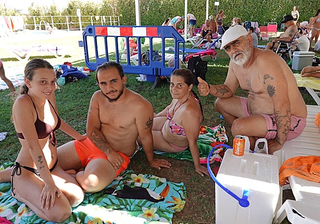 José, Berta, Miguel y Celia disfrutan del domingo en la piscina de San Roque.