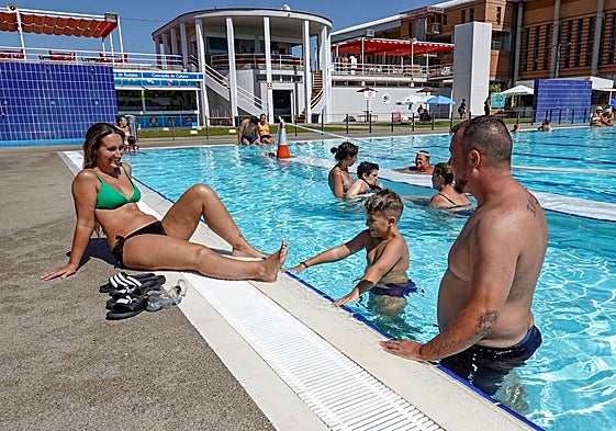 Nerea de la Iglesia pasa el domingo con Pedro López y el pequeño Pedro en la piscina de La Granadilla.