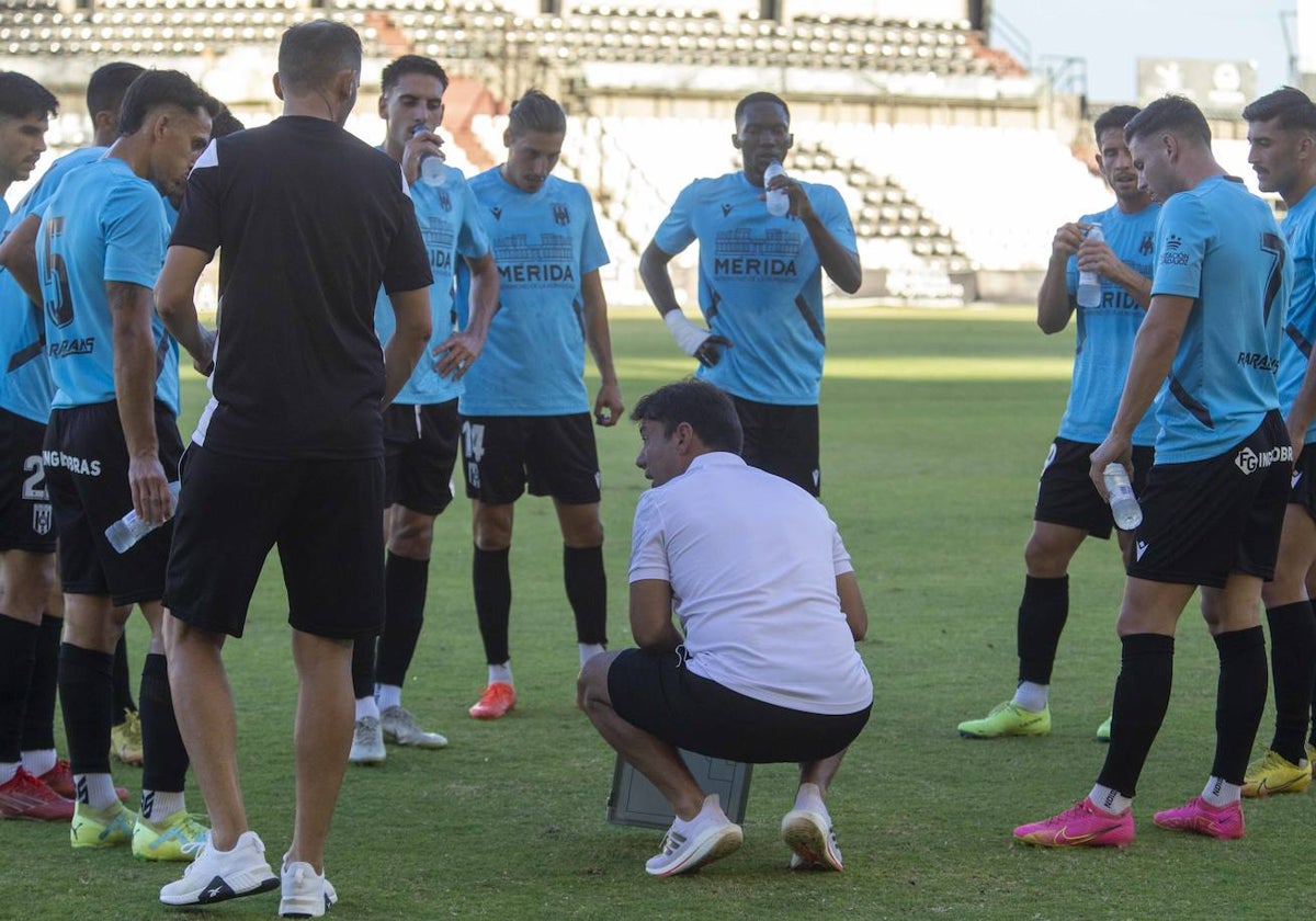 Rai da instrucciones en una pausa de hidratación.