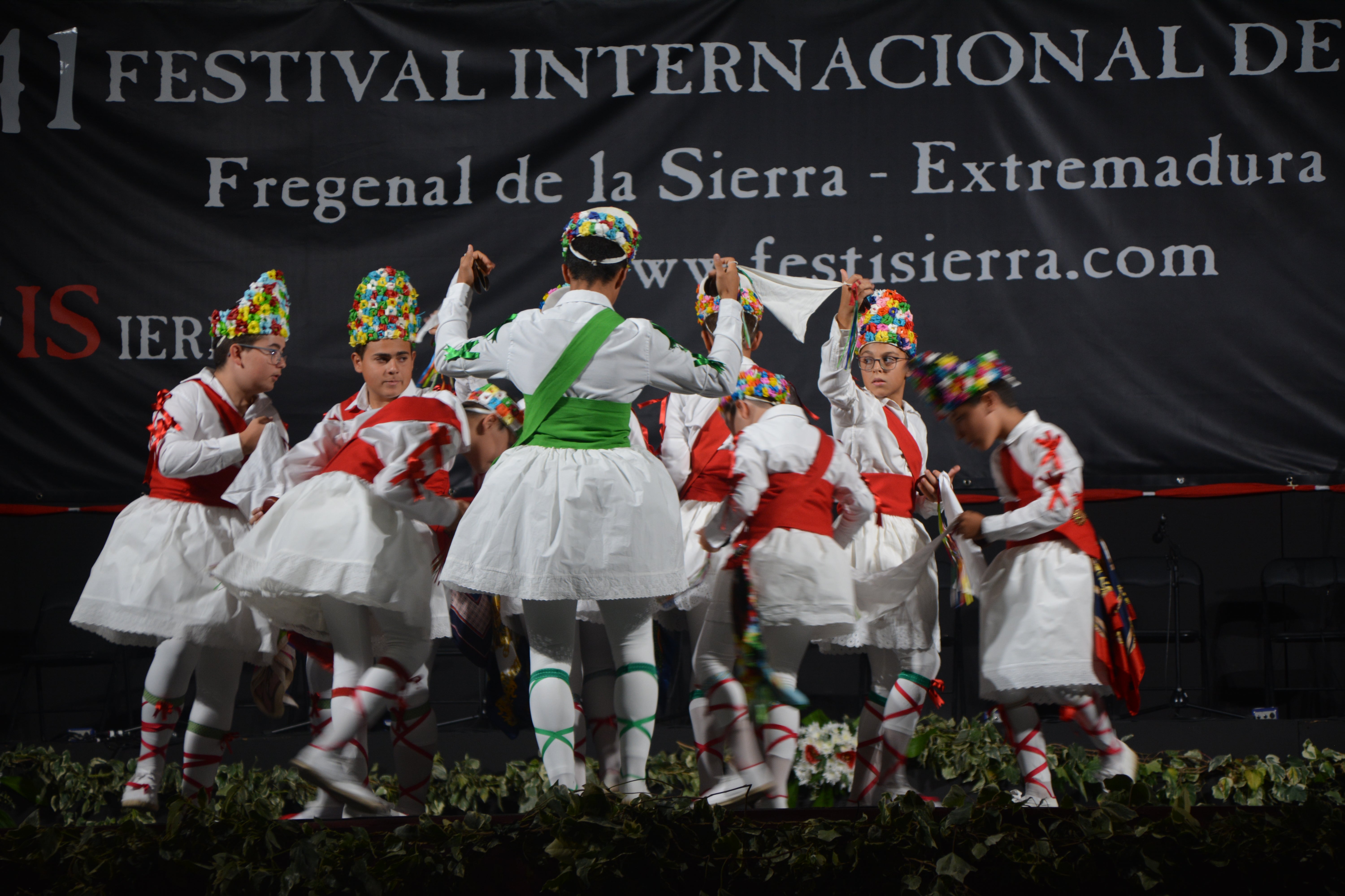 Color y elegancia en la gala de folklore infantil