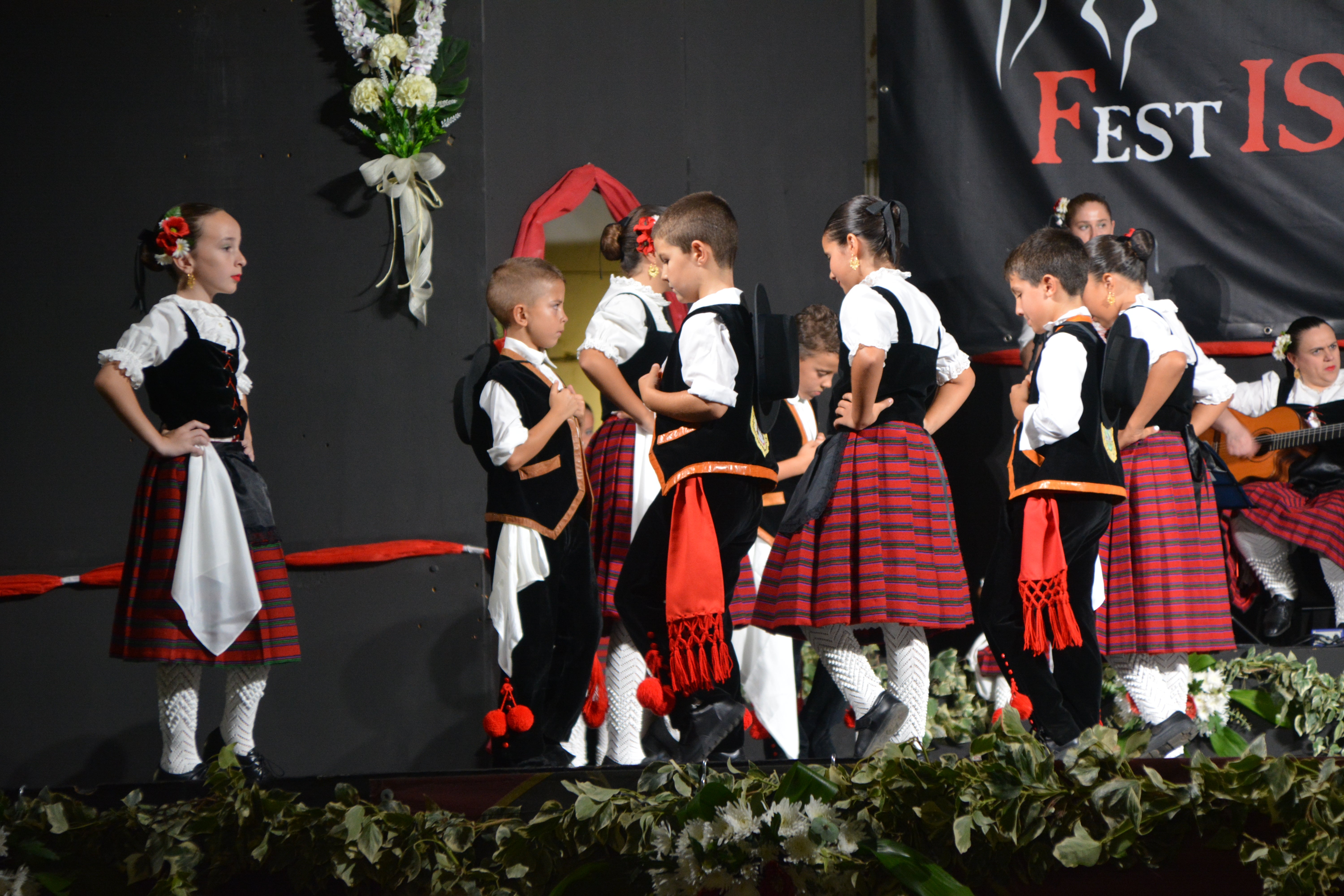 Color y elegancia en la gala de folklore infantil