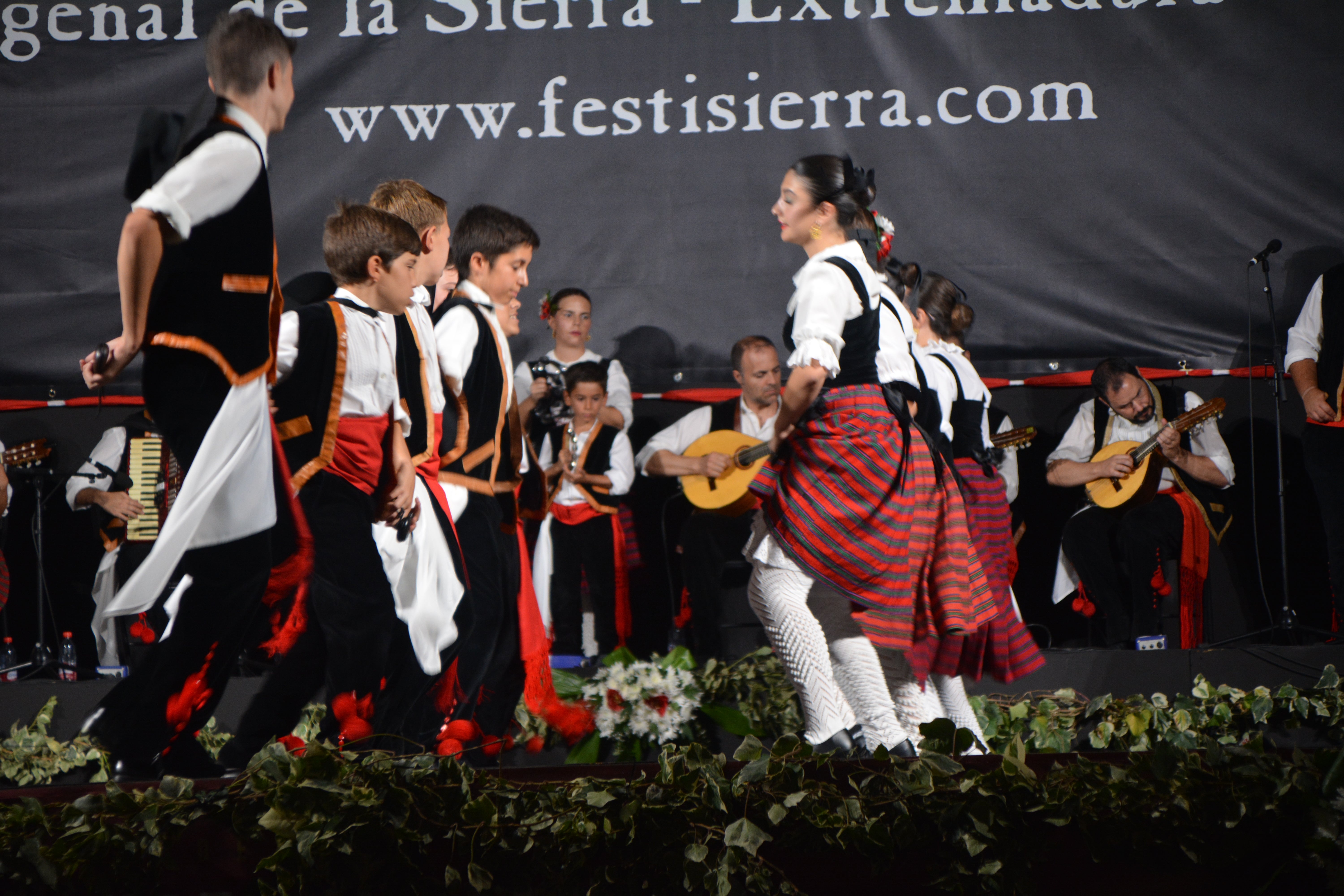 Color y elegancia en la gala de folklore infantil