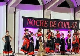 Conjunto de niñas actuando en la Noche de Coplas infantil 2023.