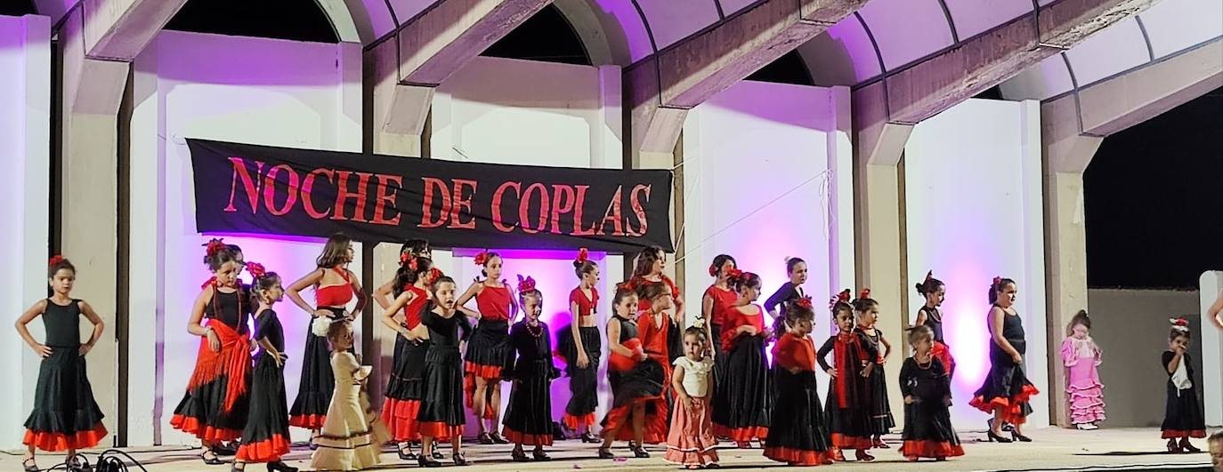 Conjunto de niñas actuando en la Noche de Coplas infantil 2023.