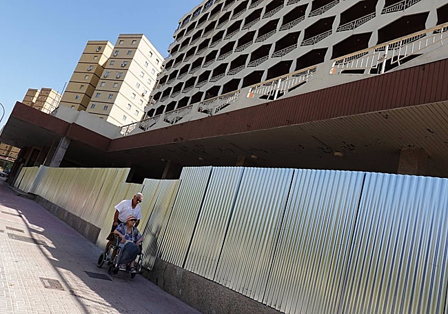 Vallas rodean el hotel, que ha cerrado para empezar el desalojo de muebles y enseres.