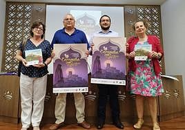 El alcalde, Óscar Díaz, y el diputado provincial, Francisco Buenavista, junto a las impulsoras del cuento sobre la Zaragutía Mora, Manuela González y Begoña Martínez.