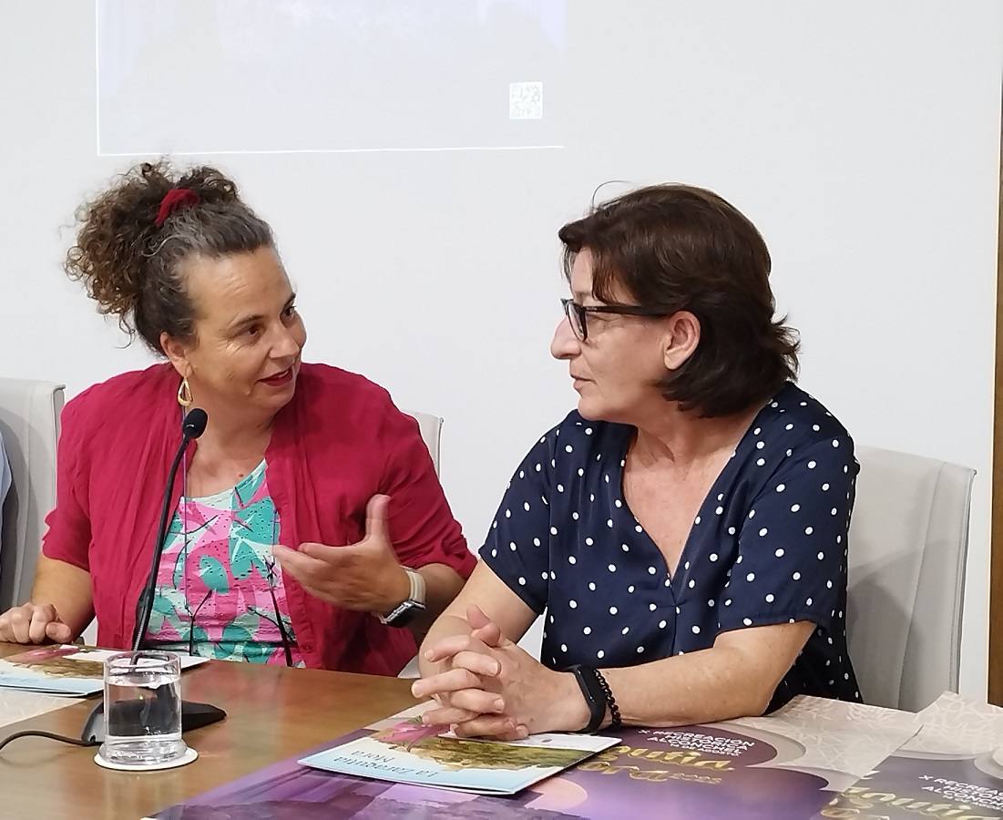 Imagen secundaria 1 - Arriba, el alcalde, junto al diputado provincial de Turismo. Abajo, Begoña Martínez y Manuela González, impulsoras del cuento sobre la Zaragutía Mora, y cartel sobre la fiesta.