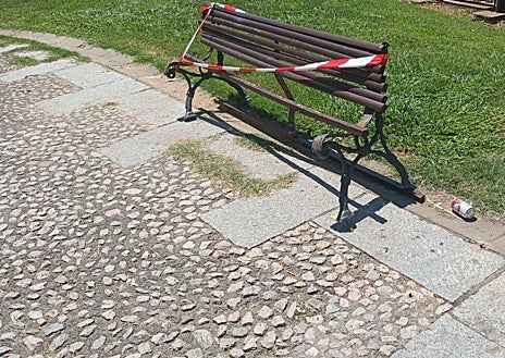 Imagen secundaria 1 - Arriba una valla destrozada. Debajo un banco precintado y otro de los bancos del merendero por el suelo.