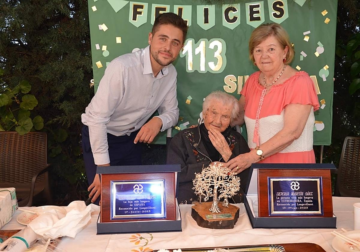 Silveria Martín, con una de sus tres hijas y Daniel Germán, el día del 113 aniversario de la anciana.