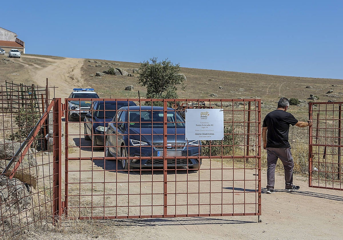 Agentes de la Guardia Civil a la salida de la finca emeritense donde la avioneta se estrelló el 24 de julio pasado.