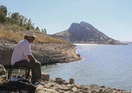 Un hombre contempla el embalse de Alange hace un año.