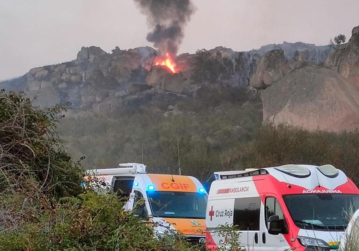 Reactivación del fuego en La Data tras la retirada de los medios aéreos.