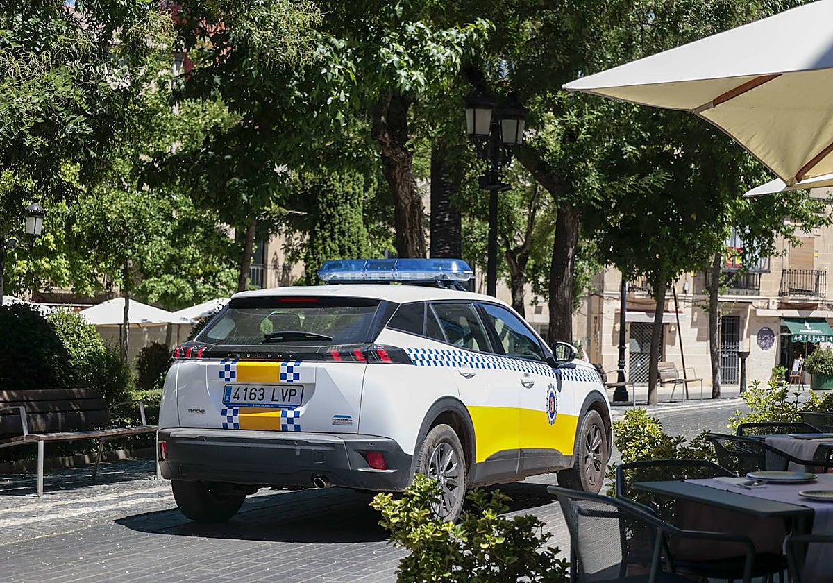 Un vehículo de la Policía Local por la plaza de San Juan.