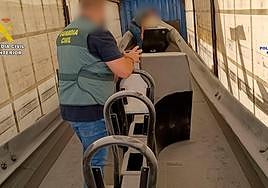 Guardia Civil revisando la embarcación ilegal