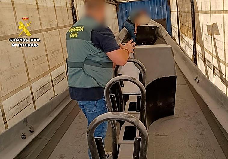 Guardia Civil revisando la embarcación ilegal