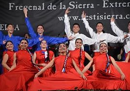 Integrantes del Ballet Folklórico Alas de Mi Patria al final de su actuación