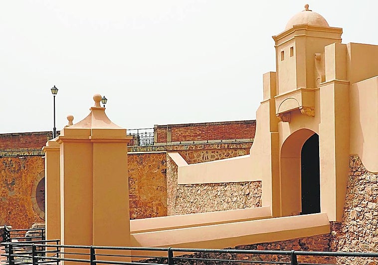 Vista de la puerta de San Vicente, en el Hornabeque, recién rehabilitada.