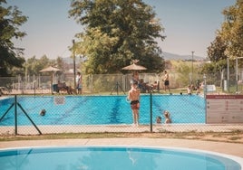 Bañistas en la piscina de Las Abadías, que abrió sus puertas por primera vez el año pasado.