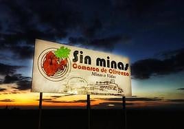 Valla publicitaria de las plataformas antimina, a la salida de Olivenza.